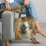 Bolso De Tela El Pug, la Mariposa y el Universo<br><div class="desc">The Pug, The Butterfly y The Universe Dog Tote Bag - Tenemos que admitir que este es uno de nuestros productos favoritos. Aquí presentamos una bolsa de té muy creativa con un adorable perro de cerdo contemplando un vasto universo amarillo con sus estrellas y una luna llena mientras lamiendo suavemente...</div>