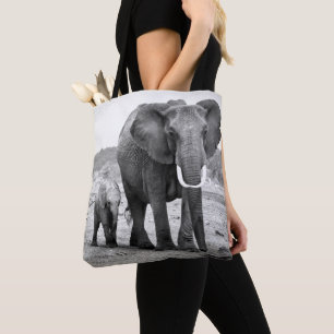 Bolso De Tela Elefante africano y becerros el   Kenia, África