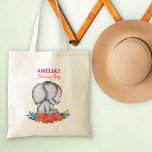 Bolso De Tela Elefante bebé en la colorida biblioteca infantil d<br><div class="desc">Baby Elephant Tote Bag con un diseño lindo y personalizado con el nombre de su hijo. El diseño incluye un elefante bebé sentado en un colorido parche de flores. Un pequeño y dulce diseño, perfecto como bolso de libros de biblioteca infantil o bolso de guardería o preescolar de tu pequeña....</div>