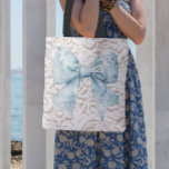 Bolso De Tela Elegante arco azul encaje blanco<br><div class="desc">Estos elegantes totes son perfectos para su relajante estilo de vida. Con un patrón de encaje blanco de moda y una calcomanía de arco azul,  estos totes se pueden llevar a mercados de agricultores interminables,  paseos por las calles de vacaciones o sentados junto a la playa.</div>