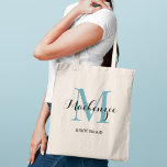 Bolso De Tela Elegante Azul Acuático Personalizado Nombre de Dam<br><div class="desc">La elegante bolsa de mano personalizada para boda presenta un diseño de tipografía de monograma personalizado con nombre de letra caligráfica moderna y monograma inicial serif en colores azul acuario / verde azulado y negro. Incluye texto personalizado para un título de grupo de boda como "DAMA DE HONOR" u otra...</div>