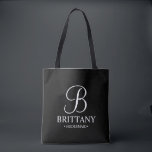 Bolso De Tela Elegante dama de honor personalizada en blanco y n<br><div class="desc">Elegante regalo de dama de honor en blanco y negro con monograma personalizado en elegante estilo caligráfico con el nombre de la dama de honor y el título en estilo clásico de tipo de letra serif. También perfecto para la empleada de honor, la niña flor, la madre de la novia...</div>