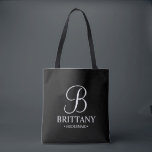 Bolso De Tela Elegante dama de honor personalizada en blanco y n<br><div class="desc">Elegante regalo de dama de honor en blanco y negro con monograma personalizado en elegante estilo caligráfico con el nombre de la dama de honor y el título en estilo clásico de tipo de letra serif. También perfecto para la empleada de honor, la niña flor, la madre de la novia...</div>