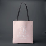 Bolso De Tela Elegante dama de honor personalizada en blanco y n<br><div class="desc">Elegante regalo de dama de honor personal en blanco y negro con monograma personalizado en blanco elegante estilo de letra de guión con el nombre de la dama de honor y el título en estilo clásico de letra serif con fondo rosa rubor. También perfecto para la empleada de honor, la...</div>