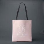 Bolso De Tela Elegante dama de honor personalizada en blanco y n<br><div class="desc">Elegante regalo de dama de honor personal en blanco y negro con monograma personalizado en blanco elegante estilo de letra de guión con el nombre de la dama de honor y el título en estilo clásico de letra serif con fondo rosa rubor. También perfecto para la empleada de honor, la...</div>
