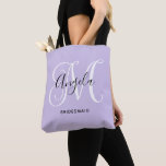 Bolso De Tela Elegante edredora Monograma Pale Lavender<br><div class="desc">Monograma personalizado con un guión de caligrafía sofisticado emparejado en lavanda pálida, negro y blanco. Crea tu propio regalo de agradecimiento para una dama de honor. Personalizar los colores de fondo y fuente para que coincidan con la paleta boda. El florecimiento de la fantasía que forma parte del monograma puede...</div>