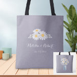 Bolso De Tela Elegante Floral White Daisies Wedding Favor<br><div class="desc">La sencillez de un ramo de margaritas blancas en un frasco de albañil,  con ayuda del tipo de letra blanco,  crea un diseño boda elegante y minimalista. El papel Kraft agrega un encantador telón de fondo rústico. El texto es totalmente editable.</div>
