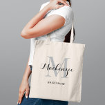 Bolso De Tela Elegante Gris Black Custom Wedding Nombre de la da<br><div class="desc">Elegante bolsa de tocador de boda personalizada presenta un diseño de tipografía monográfica personalizada con nombre de escritura caligráfica moderna y monograma serif inicial en color gris plateado y negro. Incluye texto personalizado para un título de la fiesta nupcial como "BRIDESMAID" u otro texto preferido.</div>