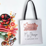 Bolso De Tela Elegante guión recién casado Rosa de oro luna de m<br><div class="desc">Celebra tu recién casada alegría con nuestra elegante bolsa de honor con el logotipo de Rosa de oro recién casado. Este tote de moda y personalizable presenta un elegante logo con el guión de oro rosa "Just Married", con la opción de personalizarlo con su apellido y fecha de boda a...</div>