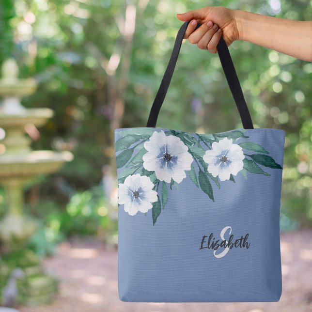 Bolso De Tela Elegante inicial de nombre monograma floral en azu (Stylish Monogrammed Name Initial Floral Dusty Blue Custom Canvas Tote Bag)