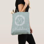 Bolso De Tela Elegante Monograma de la corona botánica verde Dus<br><div class="desc">Lleva tus cosas con estilo con esta bolsa de té monogramada verde y blanco personalizada.El nombre y el inicial pueden ser diferentes en el frente y en la parte posterior. Todo el texto es sencillo para el personalizar. El diseño presenta flores y hojas de laurel modernas, tipografía elegante inicial y...</div>