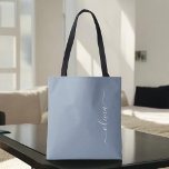 Bolso De Tela Elegante Monograma moderno Minimalista azul turbio<br><div class="desc">Presentamos nuestra Dusty Blue Minimalista Monogram Elegant Collection: Eleva tu estilo con sofisticación y encanto intemporal. Nuestra colección presenta diseños minimalistas en un suave y polvoriento matiz azul, realzados con elegantes monogramas adaptados a su gusto personal. Desde la papelería refinada hasta los accesorios versátiles, cada pieza de nuestra colección está...</div>
