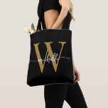 Bolso De Tela Elegante Monogramada de Giro Negro Personalizada<br><div class="desc">Moderno y Girona Sencilla Elegante Monograma Negro y Oro Nombre inicial Firma Script Personalizado Personalizado Bolsa de Tote. Este diseño presenta su primer nombre en una tipografía de tipo de letra de cola de corte con letras de bonito (o caligrafía) con monograma inicial en oro y blanco sobre negro. Gran...</div>