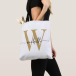 Bolso De Tela Elegante Monogramada de Girona Blanca Personalizad<br><div class="desc">Monograma blanco y dorado de estilo moderno Personalizado de escritura de señalización personalizada Tote Bag. Este diseño presenta su primer nombre en una tipografía de tipo de letra de cola de corte con letras de bonito (o caligrafía) con monograma inicial en oro y fondo de color negro sobre blanco. Gran...</div>