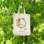 Bolso De Tela Elegante Quince Fruit Monograma Botánico Q Persona<br><div class="desc">Esta hermosa bolsa de tetas incluye una letra 'Q' monograma adornada con fruta de membrillo,  hojas y ramas de árboles naturales. Ideal para un accesorio personalizado y elegante.</div>