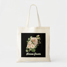 Elegante ramo floral blanco con hojas verdes