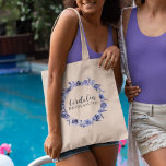 Bolso De Tela Elegante regalo de dama de honor con flores morada<br><div class="desc">Un elegante borde floral de rosas de color púrpura acuática enmarca esta bolsa de té de bodas de invierno de moda con una hermosa forma de círculo bordeada de flores violetas y hojas botánicas lavanda. Perfecto regalo de dama de honor para su fiesta nupcial o dama de honor.</div>