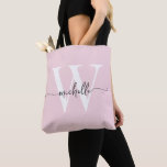 Bolso De Tela Elegante Rubor Pink Girly Personalizado Monogramad<br><div class="desc">Moderno y monograma elegante rosado de Rubor Elegante Nombre Inicial Firma Script Personalizado Personalizado Tote Bag. Este diseño presenta su nombre de pila en una tipografía de tipo de letra de cola con letras de bonito (o caligrafía) con un monograma inicial en blanco y gris sobre fondo rosa o rosa...</div>