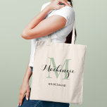 Bolso De Tela Elegante Sage Green Custom Wedding Nombre de la da<br><div class="desc">La elegante bolsa de tocador de boda personalizada presenta un diseño de tipografía monográfica personalizada con el nombre moderno del guión de caligrafía y el monograma serif inicial en color verde y negro de laurel. Incluye texto personalizado para un título de la fiesta nupcial como "BRIDESMAID" u otro texto preferido....</div>