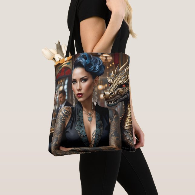 Bolso De Tela Elegante Señora Jefe Con Tatuaje Y Dragón (Detalle)
