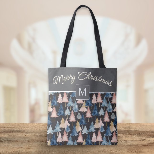Bolso De Tela Elegantes árboles festivos Feliz Navidad Monograma (A festive tote with 'Merry Christmas', monogram, and pine trees pattern in a modern watercolor style)