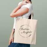 Bolso De Tela Elegantes hojas redondas de nombre personalizado n<br><div class="desc">La elegante bolsa de tetas de negocios presenta un diseño personalizado para un propietario de una pequeña empresa con nombre y apellido en escritura moderna de caligrafía enmarcada por una corona redonda con hojas de laurel de moda rústica. Personalice el texto curvado con un nombre comercial u otro texto preferido....</div>