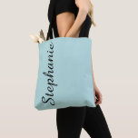 Bolso De Tela ELIJA SU tote de encargo del COLOR con nombre<br><div class="desc">La bolsa de asas personalizada azul y negra del huevo de este petirrojo de moda ofrece su opción del fondo del color y el nombre es tipografía moderna enorme. El nombre está solamente en un lado en caso de que se desee la aislamiento. Un regalo elegante para los miembros de...</div>