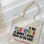 Bolso De Tela En el patio de recreo tipografía regalo moderno de<br><div class="desc">En el patio de recreo es donde paso la mayor parte de mis días profesor moderno y colorido regalo de tipografía de arcoiris brillante. Muestra a tu profesor que te importa con este útil Navidad moderno o regalo de fin de período. Bits y tetas muy importantes para los profesores. Con...</div>