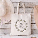 Bolso De Tela En un campo de Rosas, es una flor silvestre<br><div class="desc">Este diseño con la frase "En un campo de rosas, ella es una flor silvestre" y una hermosa corona de margarita es la manera perfecta de celebrar su singularidad y adoptar su individualidad. El hermoso ilustracion de corona de margarita, con la frase "En un campo de rosas, ella es una...</div>