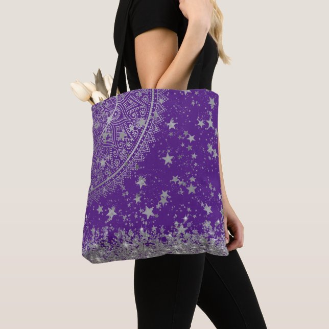 Bolso De Tela Encantando Mandala con estrellas plateadas en mora (Detalle)