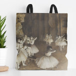Bolso De Tela Ensayo de ballet sobre el escenario | Edgar Degas<br><div class="desc">Ensayo de ballet sobre la etapa (1874) | El ensayo del ballet de Edgar Degas en Stage captura un íntimo momento detrás de escena de bailarinas de ballet preparándose para una actuación. La composición incluye bailarinas estirándose, practicando poses y participando en conversaciones informales, ambientadas en un oscuro escenario. El uso...</div>