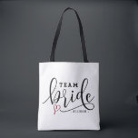 Bolso De Tela Equipo de caligrafía moderna bonito novia personal<br><div class="desc">Bonito Moderno Equipo De Caligrafía Brida Botón Personalizado Tote Bag. Bolsa de personalizable con tote de impresión completa con caligrafía moderna negra con acento de corazón rojo. Esto será perfecto para fiestas de soltera y como regalo para tu fiesta de novias.</div>