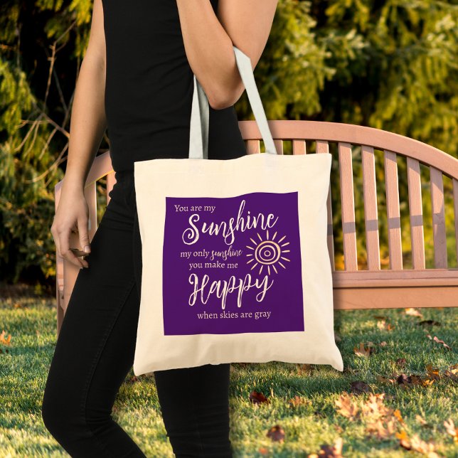 Bolso De Tela Eres Mi Sol Me Hace Feliz Sol Púrpura (You Are My Sunshine You Make Me Happy lyrics on a bright purple tote bag will brighten any adventure)
