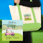 Bolso De Tela Escena De Golf Cute Carro Rosa Nombre Reina De Gol<br><div class="desc">Un toque de humor de golf para el chica-amigo en su vida, que se divertirá con este — un divertido carrito de golf para el amante del golf al que le gusta jugar con estilo — o simplemente le encanta jugar — personalizado con el nombre . O, obtén uno por...</div>
