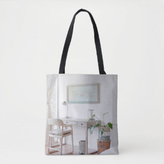 BOLSO DE TELA ESCRITORIO VACÍO CERCA DE LA CORTINA