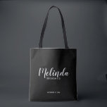 Bolso De Tela Escritura moderna para las damas de honor personal<br><div class="desc">Modern Script Personalized Bridesmaids Tote Bag con el nombre de la dama de honor en blanco estilo de letra de escritura moderno con título y fecha boda en moderno estilo de letra sans serif en fondo negro. También perfecto para la empleada de honor, la niña flor, la madre de la...</div>