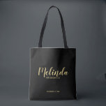 Bolso De Tela Escritura moderna para las damas de honor personal<br><div class="desc">Modern Script Personalized Bridesmaids Tote Bag con el nombre de la dama de honor personalizado en estilo de letra de escritura moderna de oro con título y fecha boda en moderno estilo de letra sans serif en fondo negro. También perfecto para la empleada de honor, la niña flor, la madre...</div>