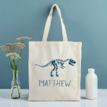 Bolso De Tela Escuela infantil de niños pequeños de dinosaurios<br><div class="desc">Este lindo diseño personalizado de bolsos de tote para niños incluye un dinosaurio t-Rex azul. También hay espacio para añadir el nombre de los niños en la tipografía moderna. El regalo perfecto para cualquier aficionado a la historia o a los dinosaurios, ideal para un kit deportivo o bolso escolar para...</div>