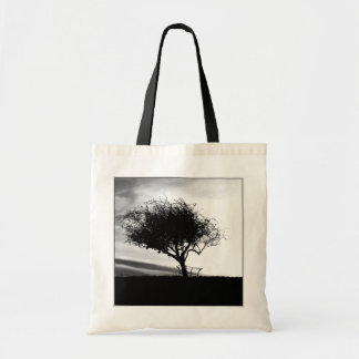 Bolso De Tela Espino de Glastonbury. Árbol. Blanco y negro.