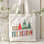 Bolso De Tela Esta Es La Temporada De Tipografía De Navidades Mo<br><div class="desc">'Esta es la estación de Navidades modernos Typography Festive Holiday Tote Bag incluye el texto "Esta temporada" en una tipografía de escritura moderna acentuada con árboles navideños modernos. Perfecto para regalos de Navidad,  decoración de Navidades,  fiestas de vacaciones y más. Creado por Evco Studio www.zazzle.com/store/evcostudio</div>