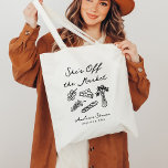 Bolso De Tela Está fuera del mercado negrita y mano caprichosa<br><div class="desc">La suite "She's Off the Market Bold & Whimsical Hand Drawn" es una colección lúdica y moderna con una estética característica y dibujada a mano. Esta colección, que presenta ilustraciones audaces, en blanco y negro de queso, flores y uvas, exuda encanto y humor mientras mantiene un aire de sofisticación. El...</div>