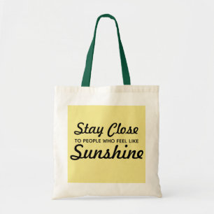 Bolso De Tela Estancia cerca de la gente que siente como el tote