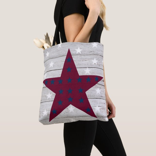 BOLSO DE TELA ESTRELLAS ROJAS Y AZULES EN MADERA BLANCA MIRA FON (Detalle)