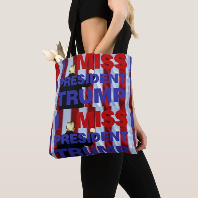 Bolso De Tela Extraño Al Presidente Trump (Detalle)