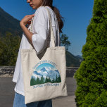Bolso De Tela Familia personalizado Vacaciones Naturaleza de la<br><div class="desc">Bolso de tote para reuniones familiares personalizadas para sus vacaciones de verano en las montañas de Colorado o una hermosa cabaña en el bosque. Este diseño fresco cuenta con un dibujo de un bonito de montañas nevadas frente a los abetos verdes. Un gran conservador de la naturaleza para una familia...</div>