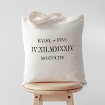 Bolso De Tela Fecha numérica romana, nombres y bienvenida al Bod<br><div class="desc">Estas modernas bolsas minimalistas de boda hacen grandes regalos de novia,  bolsas de bienvenida o favores. El diseño minimalista limpio presenta sus nombres y la ciudad boda con letras modernas de serif negras. Su fecha boda,  centrada en grandes números romanos,  añade una moda y un toque inesperado.</div>