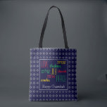 Bolso De Tela FELIZ CHANUKAH Ama Alegría Paz AZUL Hebreo<br><div class="desc">Colorida fiesta de TOTE BAG con la falsa Estrella de David en plata en sutil patrón de fondo. LOVE JOY PEACE, incluidas las traducciones en hebreo, están codificadas en rojo, amarillo y verde. El texto es personalizable en funda que deseas cambiar cualquier cosa. FELIZ CHANUKAH también es personalizable. Parte de...</div>