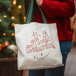 Bolso De Tela Feliz Navidad Resto Verde Rojo Reno Personalizado<br><div class="desc">¡Aprovecha la alegría de la temporada con esta bolsa de té de Feliz Navidad personalizable! Este delicioso regalo para la familia y amigos viene con la opción de añadir un nombre personalizado, haciéndolo un gesto extra especial. El bolso de tote contiene un guión elegante que deletrea "Feliz Navidad", adornado con...</div>