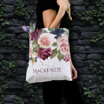 Bolso De Tela Fibras en Blogueo | Elegante dama de honor floral<br><div class="desc">Modernas guirnaldas y guirnaldas florales de color morado, oscuro y húmedo con un toque rústico en burdeos, marsala y rojos de vino con púrpura de ciruela y rosa rubor adornados con vegetación de laurel botánico eucalipto y acentos profundos en tonos verde oliva y violeta violeta. De la colección "Blooming Figs",...</div>