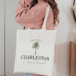 Bolso De Tela Fiesta de Bachelorette de Árbol de Palma<br><div class="desc">Bienvenidos amigos a tu fiesta de soltera o fin de semana de chicas con estas bolsas de té personalizadas para la moda. El diseño presenta un ilustracion acuarela de palmera con su destino debajo (mostrado con Charleston) en letras serif clásicas. Añade el nombre del evento debajo de un guión cursivo...</div>